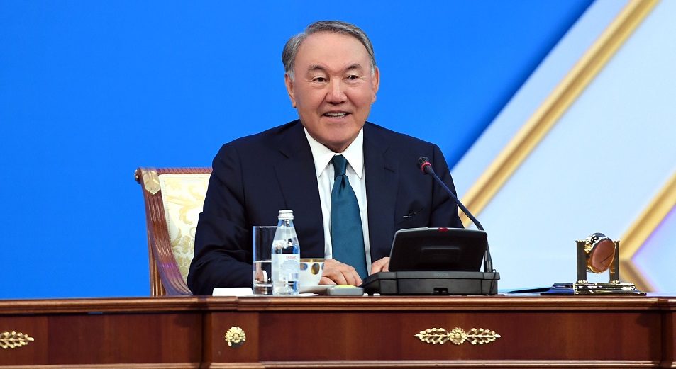 Нурсултан Назарбаев поручил создать фонд поддержки казахов