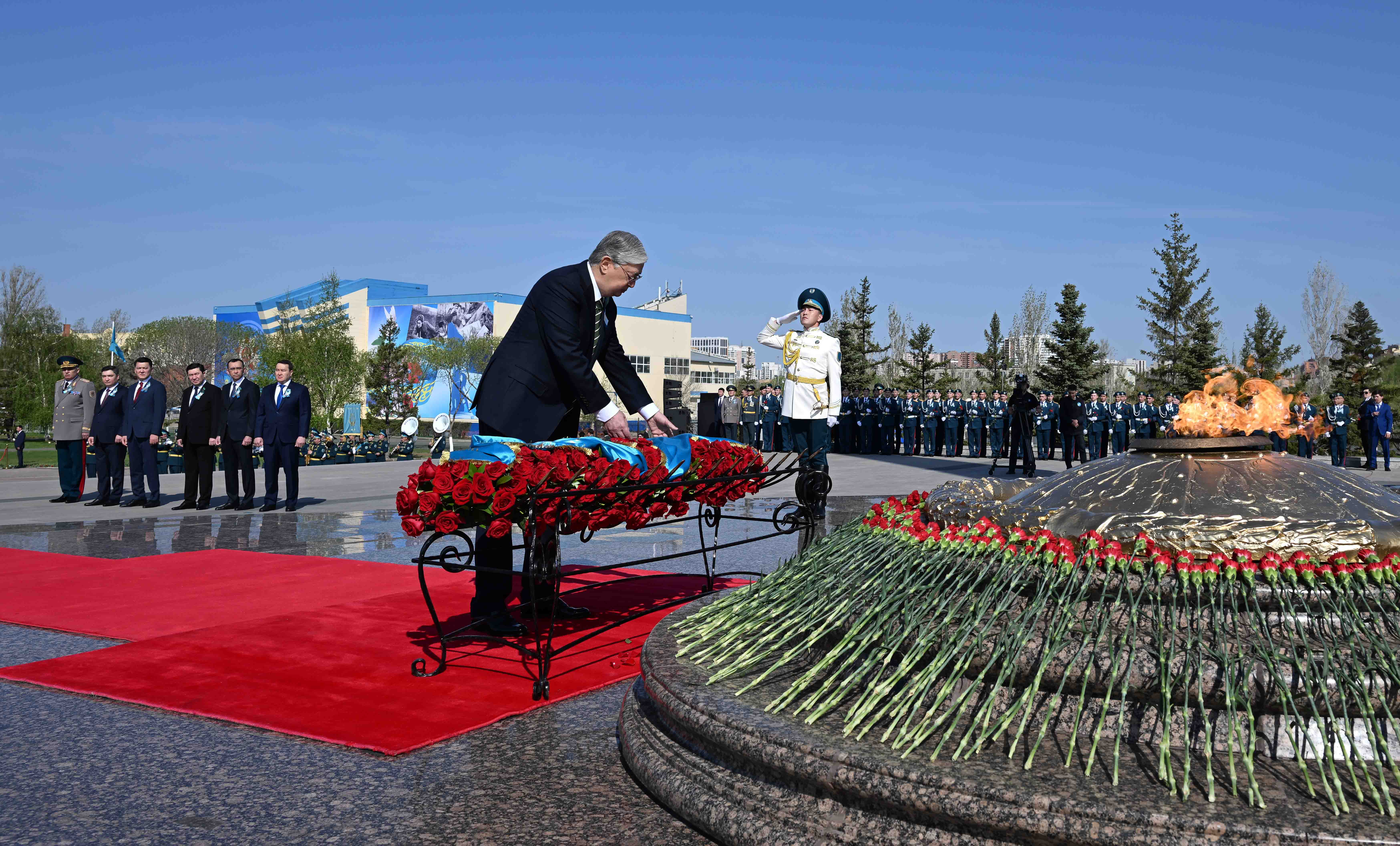 Мемлекет басшысы «Отан Ана» монументіне гүл шоғын қою рәсіміне қатысты