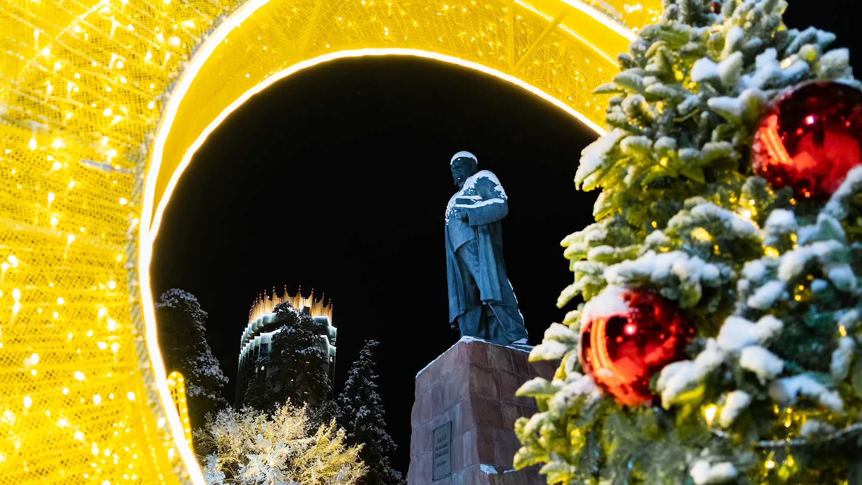 Как и за сколько украшали Алматы к новогодним праздникам