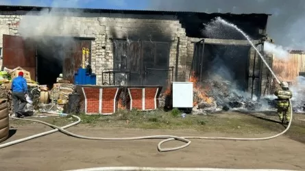Пожар на складе макулатуры могли осложнить взрывы газа в Костанайской области 