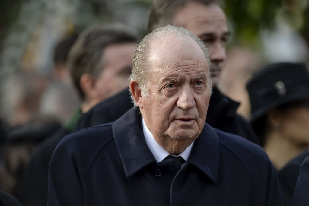 Отъезд бывшего испанского короля за рубеж на фоне коррупционного скандала осудило большинство жителей страны