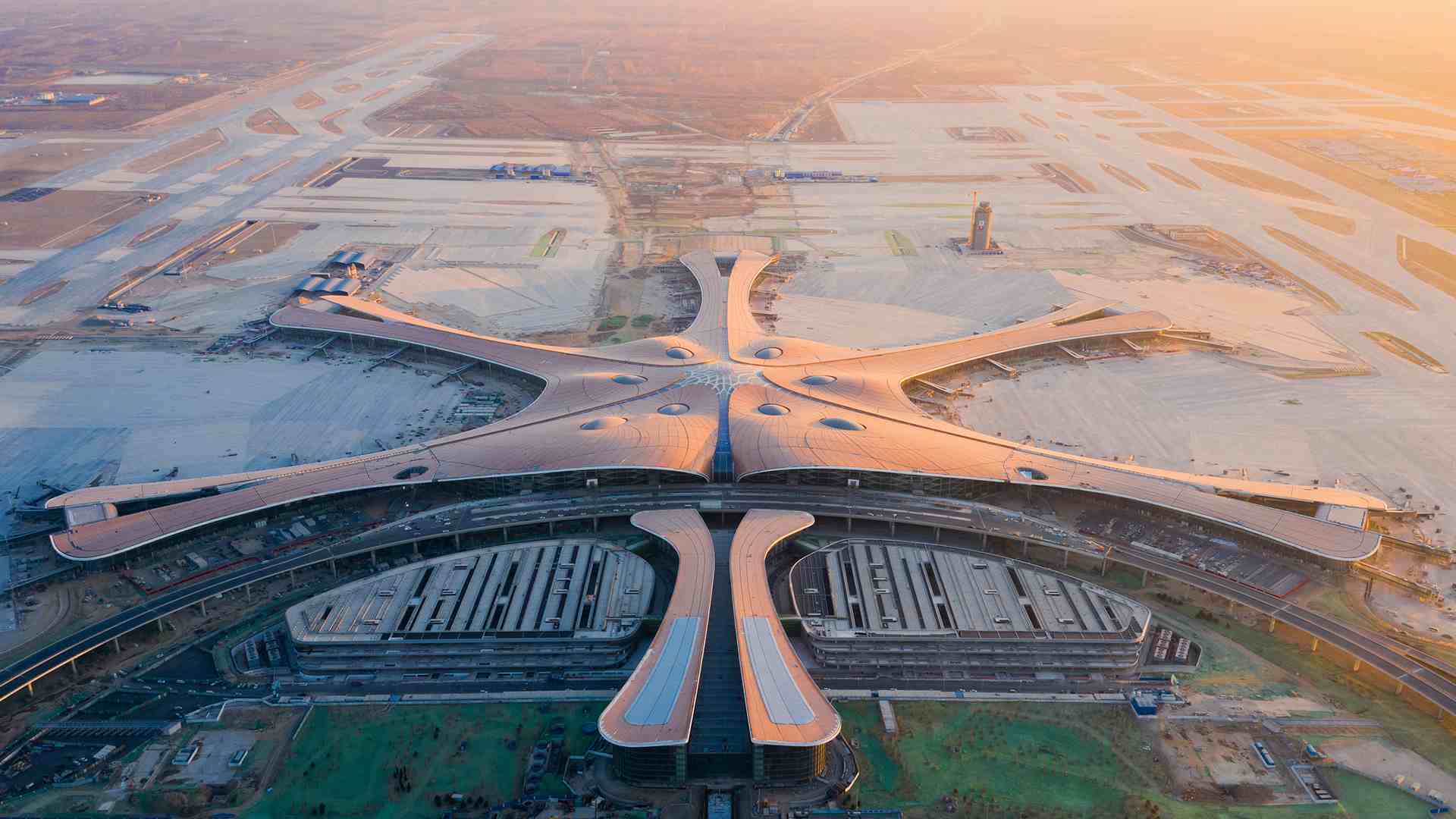 Столичный аэропорт Пекина отменил более 100 рейсов из-за первого в этом году снегопада