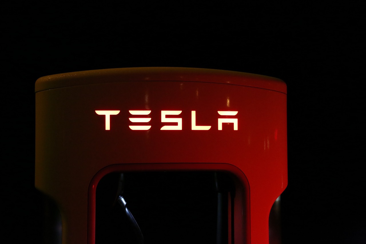 Китай запретит военным и сотрудникам госкомпаний ездить на электромобилях Tesla 