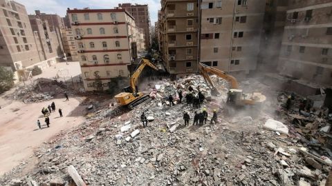 Жилой дом рухнул в Каире, пятеро погибли