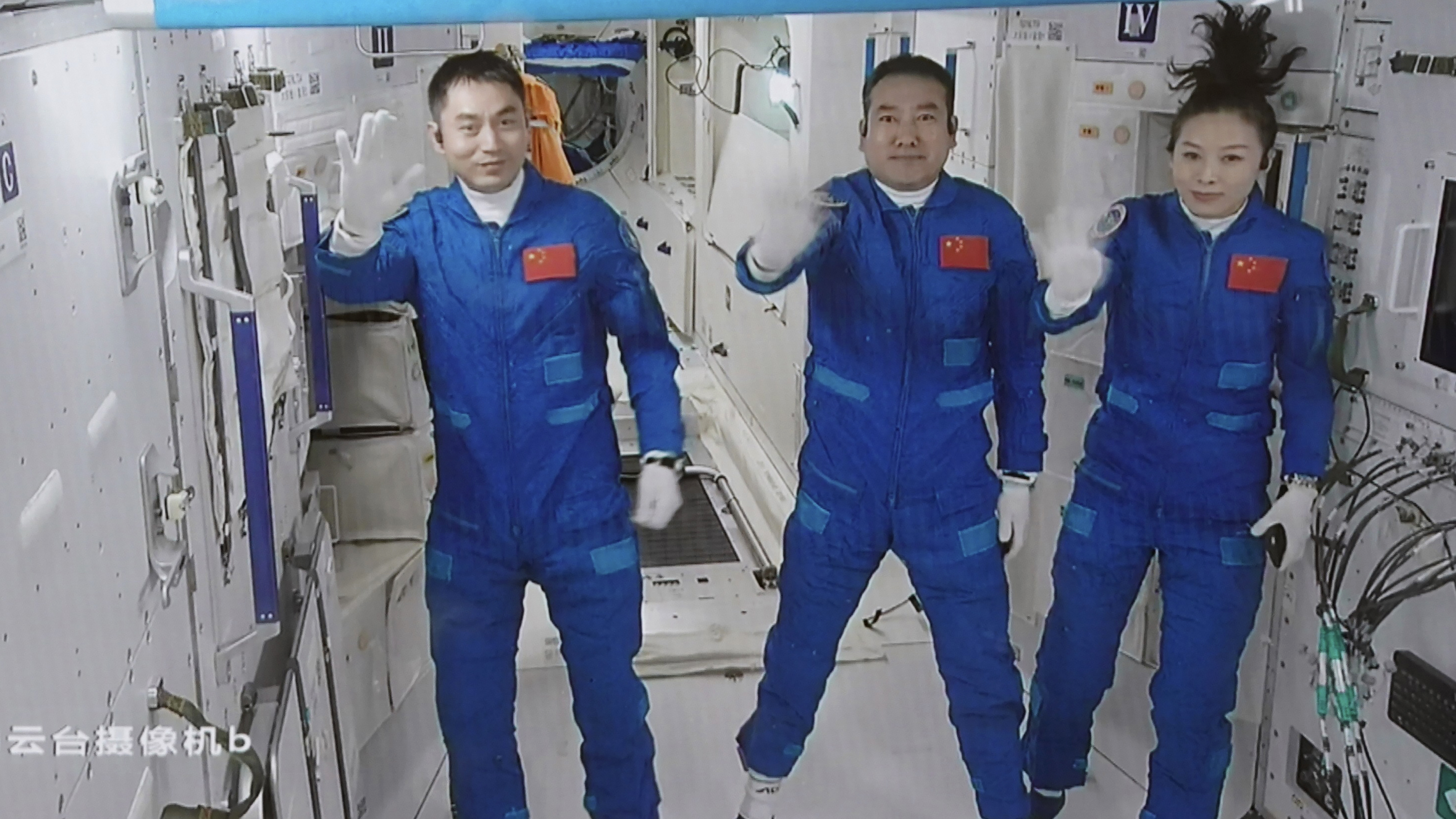 Китайские тайконавты начали выход в открытый космос для проведения монтажных работ 