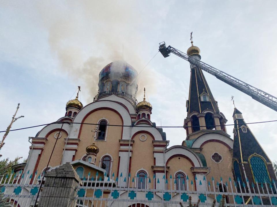 Купол храма и иконостас горели в Алматы