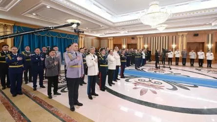 Токаев присвоил казахстанцам высшие воинские и специальные звания и чины