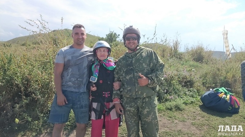 Семидесятилетняя жительница Актау полетала на параплане в свой День рождения