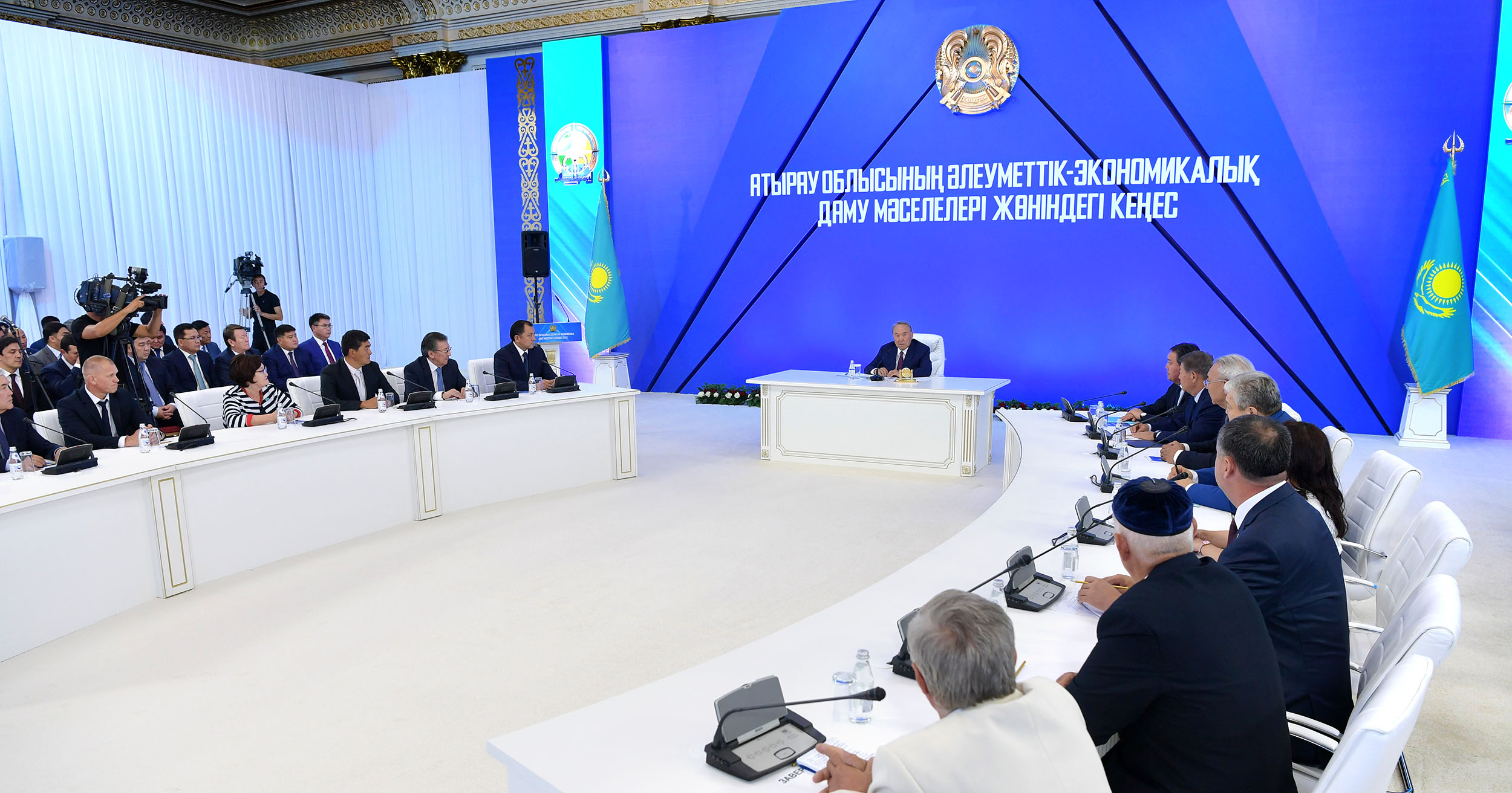 Президент провел совещание по вопросам социально-экономического развития Атырауской области