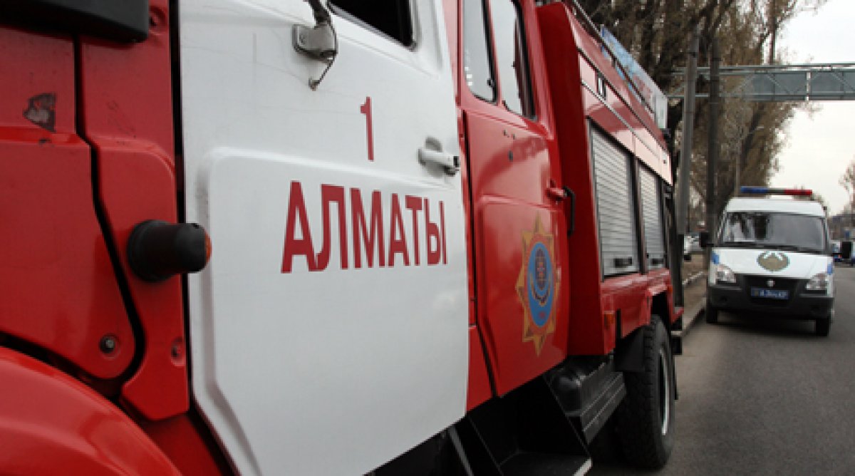 Крупный пожар на складе потушен в Алматы
