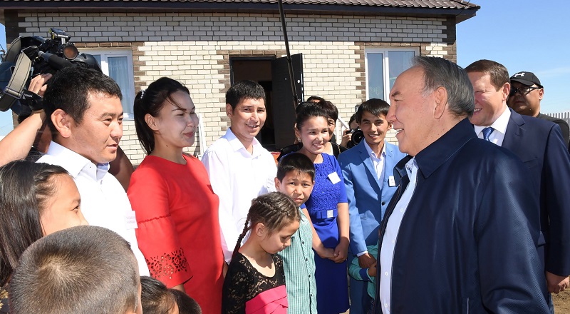 Президент РК ознакомился со строительством домов для переселенцев в СКО 