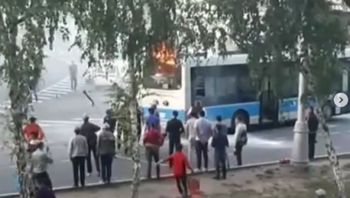 В Алматы загорелся троллейбус