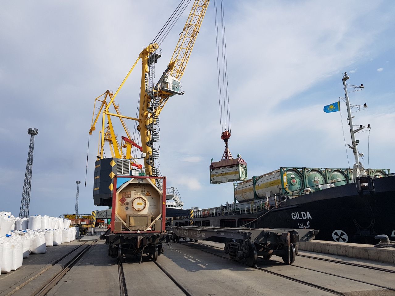 Перевалку зерна в порту Актау возобновили после остановки из-за непогоды