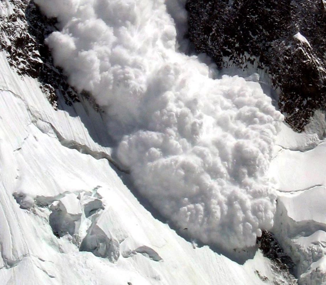 В ВКО спускают снежные лавины