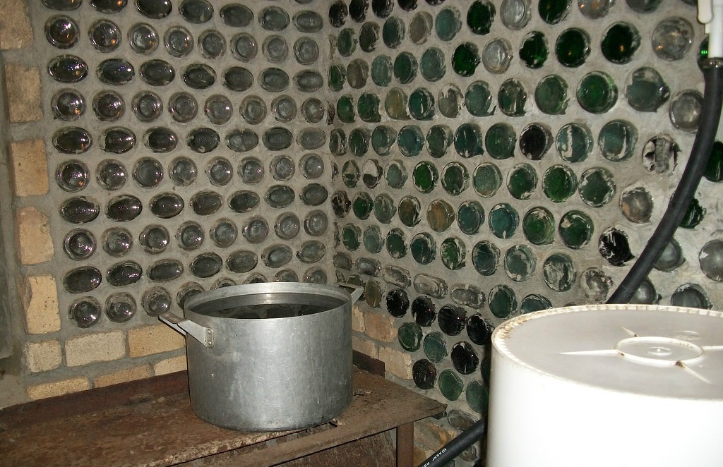 В Кызылординской области появилась баня из бутылок