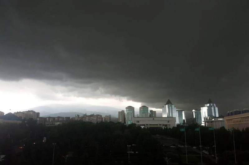 В Алматы пытаются ликвидировать потоп из-за ливня