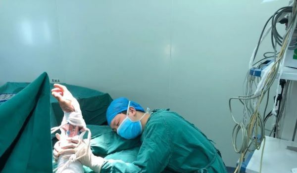 Хирург операция жасап жатып ұйықтап кетті