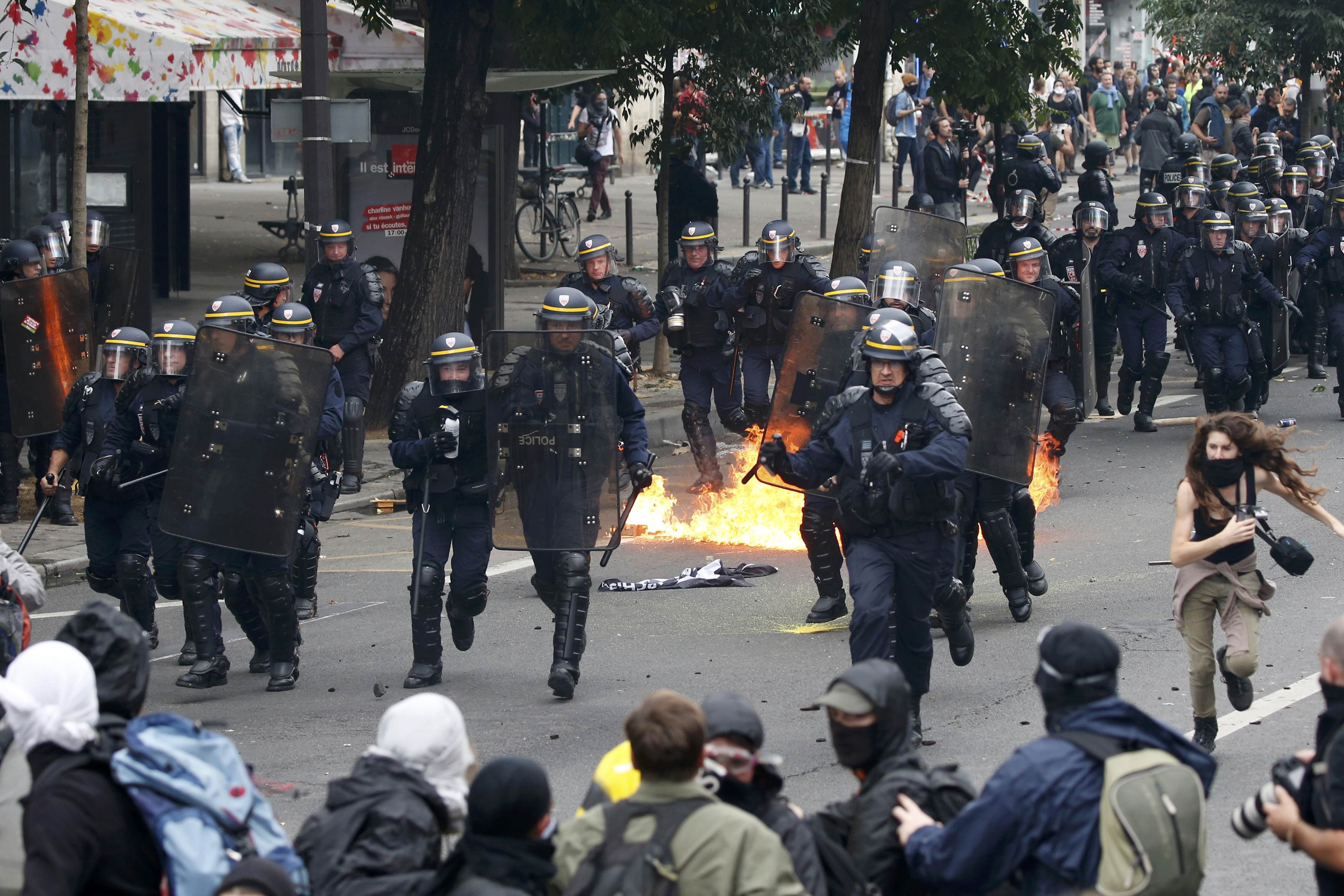 В Париже около десяти машин сожгли в ходе акции протеста