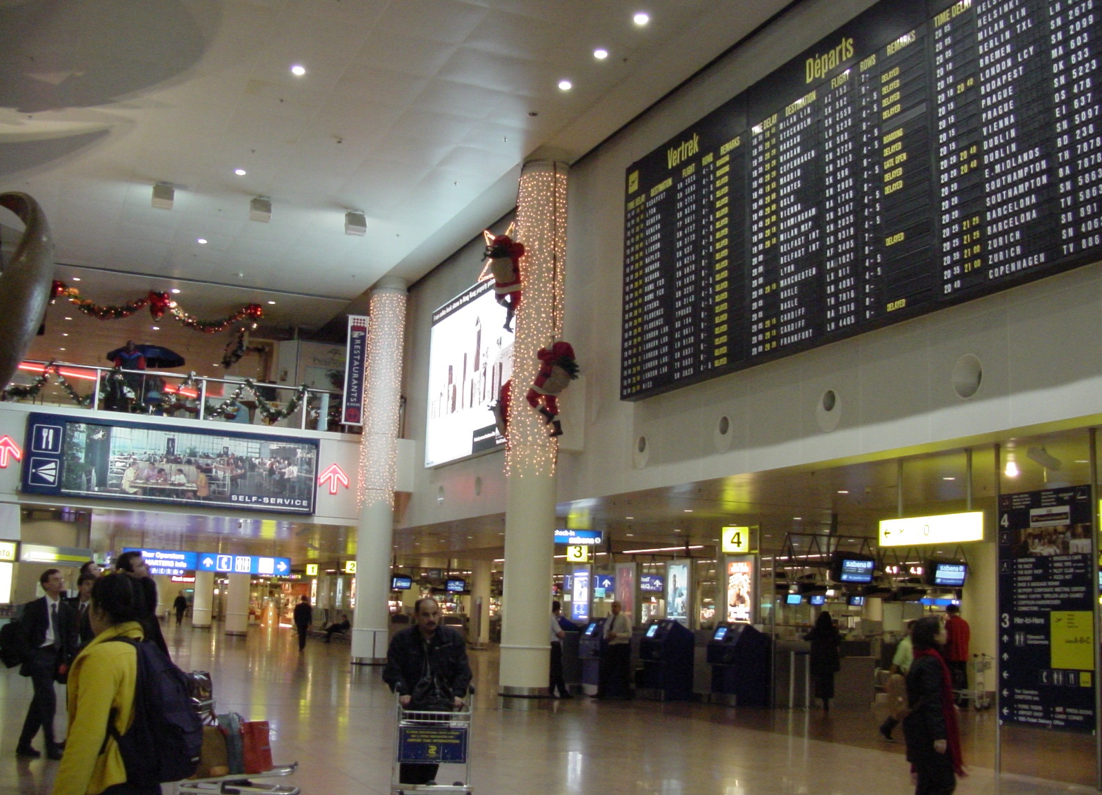 В аэропорту Брюсселя отменили более 120 рейсов из-за забастовки грузчиков