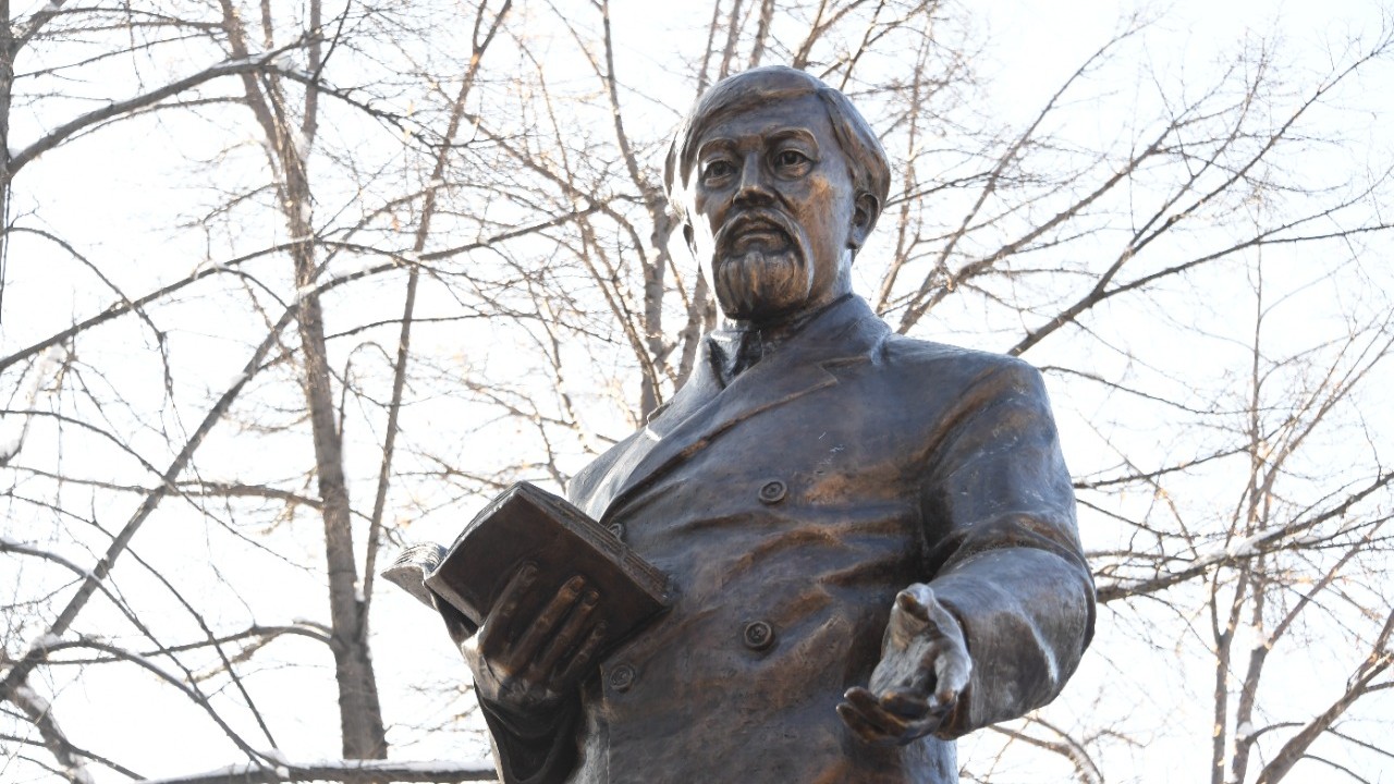 Памятник Алтынсарину открыли в Алматы