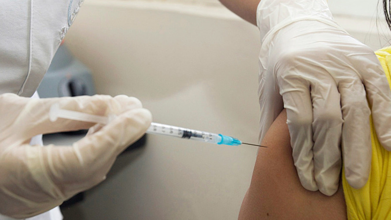 Великобритания начнет вакцинировать детей от 5 до 11 лет из группы риска