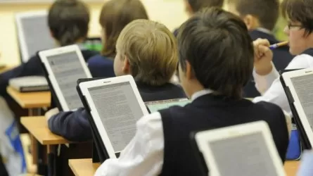 Ограничить использование планшетов в школах предлагает минздрав РК