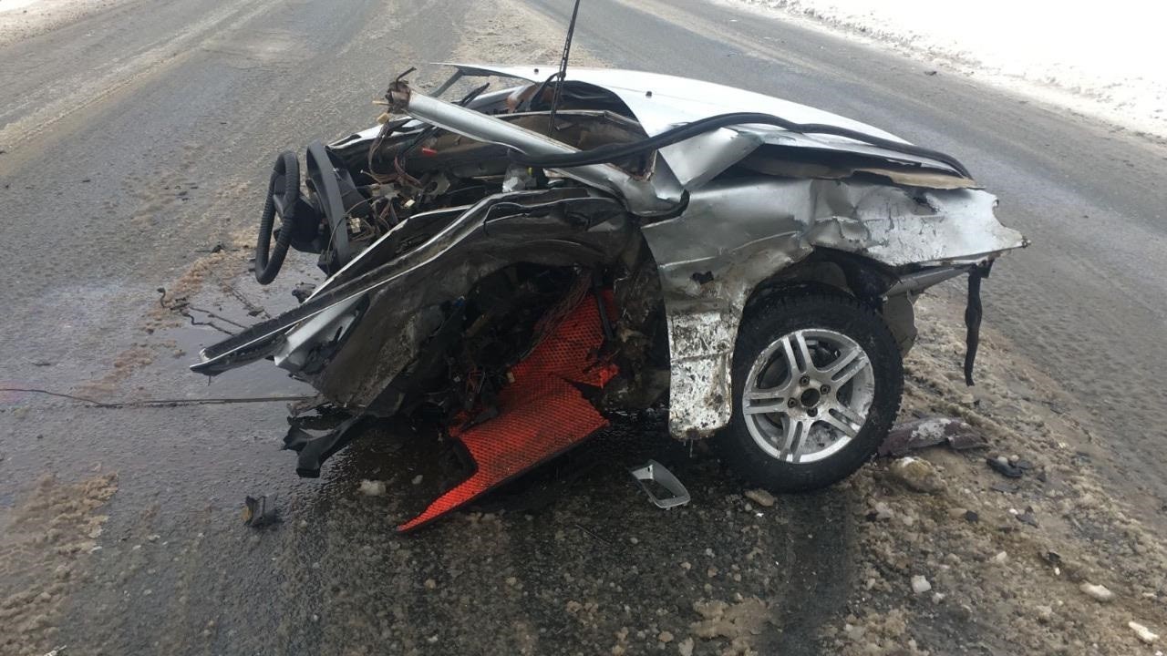 В Актюбинской области в результате ДТП автомашину ВАЗ разорвало на части.