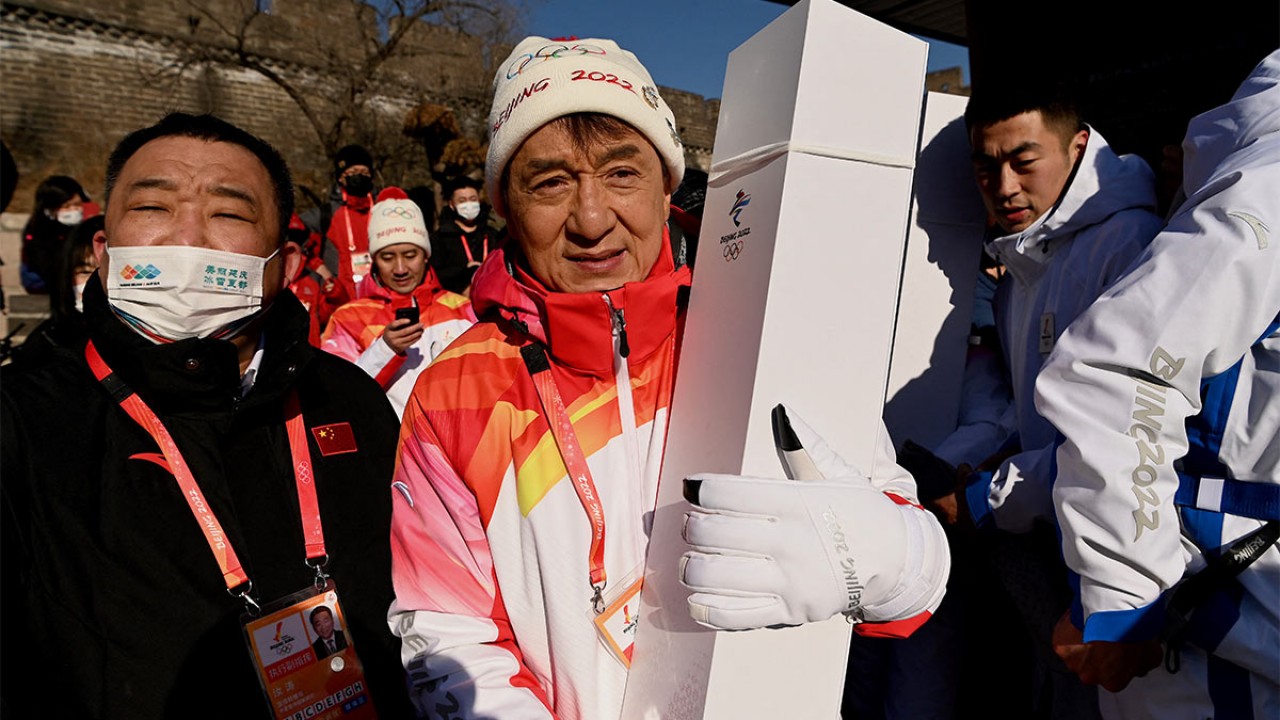 Джеки Чан пронес олимпийский факел по Великой Китайской стене  
