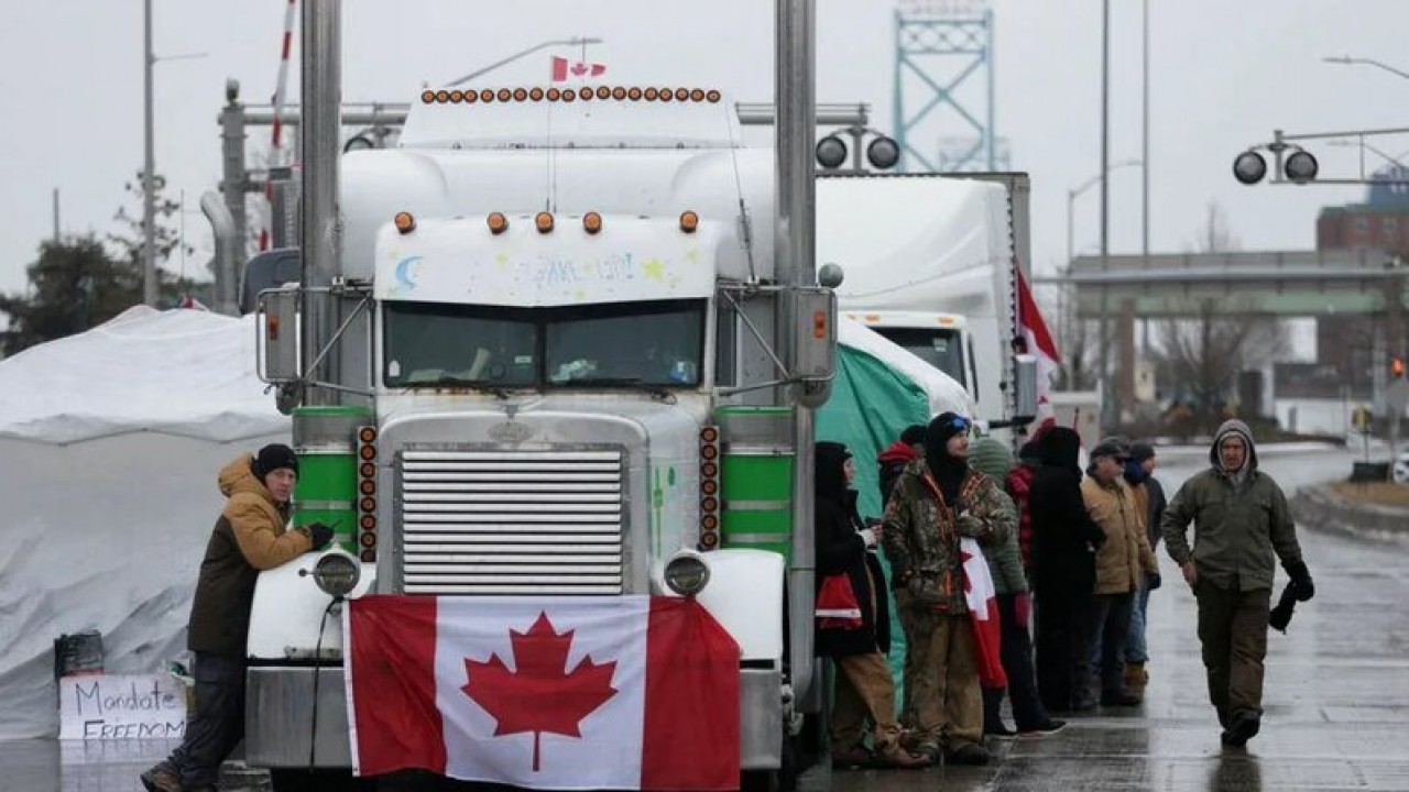 Протестующие в Канаде прекратили блокаду автотрассы на границе с США 