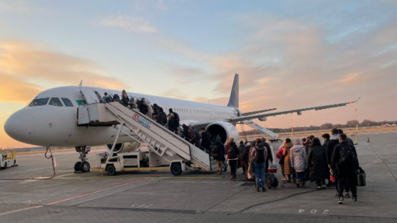 В Алматы вместе с эвакуированными казахстанцами прилетели украинцы