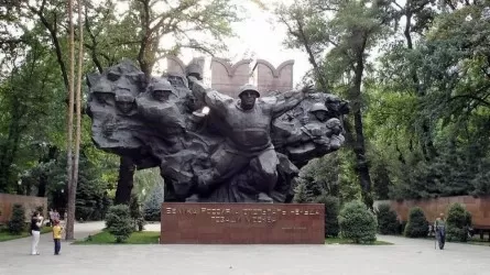 Вандалы погромили парк 28 панфиловцев в Алматы 