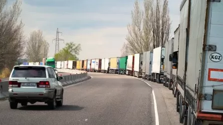 Стала известна причина скопления машин на российско-казахстанской границе