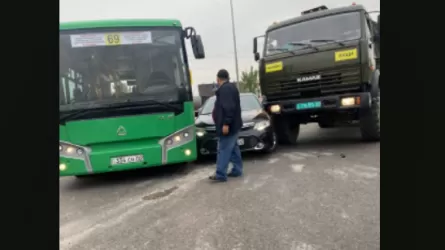 Автобус, военный "КамАЗ" и легковушка столкнулись в Алматы