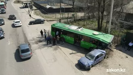Появилось видео массового ДТП с автобусом под Алматы