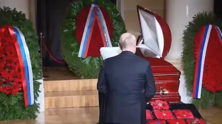 Путин простился с Жириновским – видео