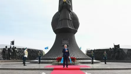 Токаев возложил цветы к монументу "Отан Ана"