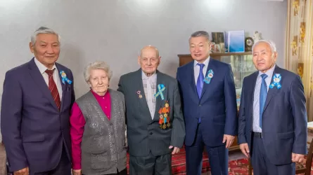 Аким ВКО Даниал Ахметов посетил ветеранов в Семее