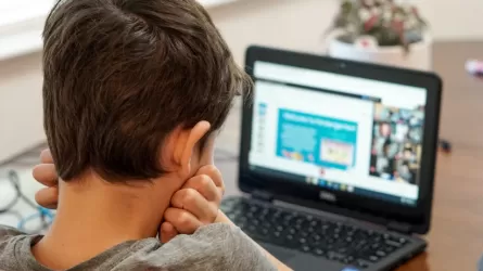 В Казахстане решили, сколько дети должны находиться за компьютером