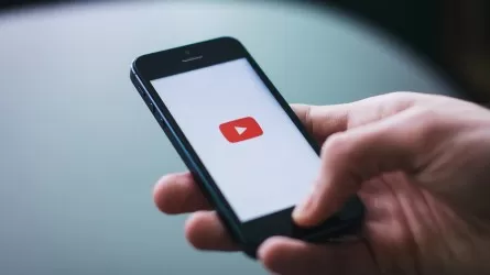 YouTube планирует обязать пользователей помечать созданный нейросетями контент