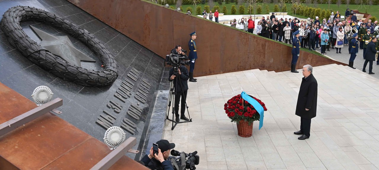 Тоқаев Ржевтегі совет солдатына арналған мемориалға барды