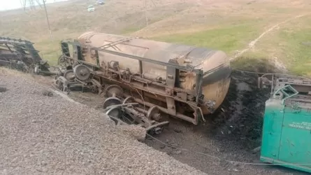 18 грузовых вагонов сошли с рельсов в Шымкенте