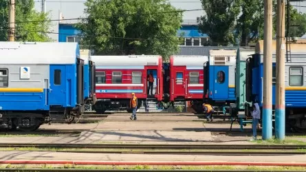 В Алматы сошел с рельсов пассажирский поезд