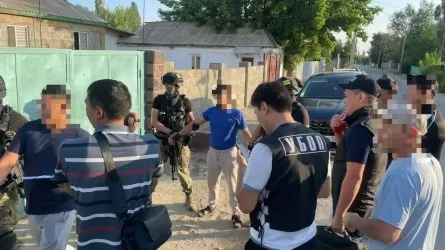 Подозреваемых в вымогательстве почти 1 млн тенге задержали на юге Казахстана