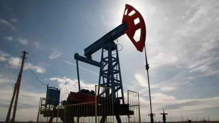 В начале недели нефть дешевеет на фоне слабой статистики из Китая