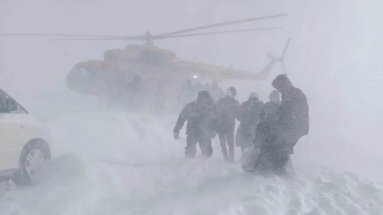 Вертолеты эвакуировали десятки людей с занесенной снегом трассы в Абайской области