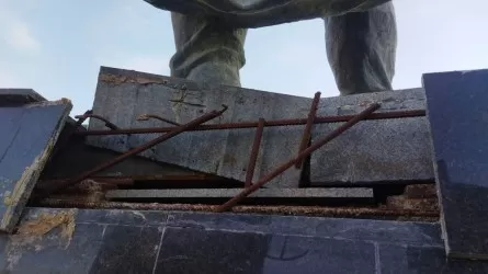 В Актау разваливается постамент памятника за 65 млн тенге