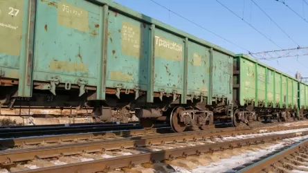 Семь вагонов с серой сошли с рельсов в Атырауской области