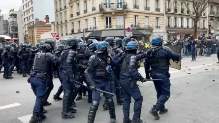 Французские фермеры прорвали полицейский кордон и ворвались на выставку с участием Макрона