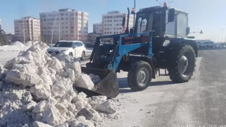 Более 2,2 тыс. дорожных рабочих вышли на уборку снега в Астане