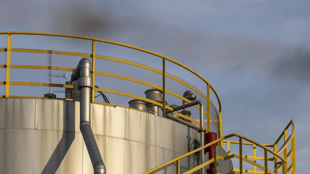 Строительство нефтехранилища в Атырауской области требует решения